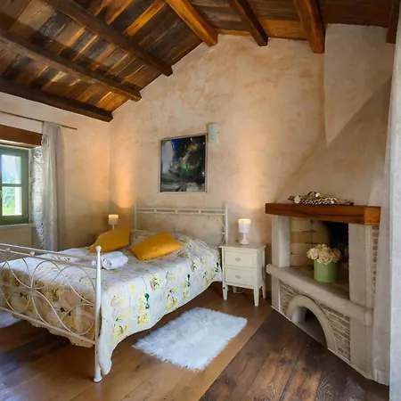 Rustic Zvonar With Pool In Motovun Villa