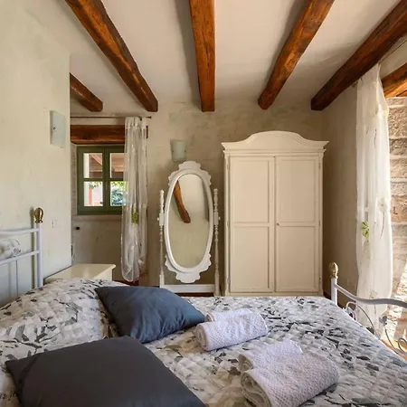 Villa Rustic Zvonar With Pool In Motovun Rakotule