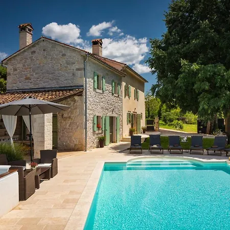 Villa Rustic Zvonar With Pool In Motovun Rakotule