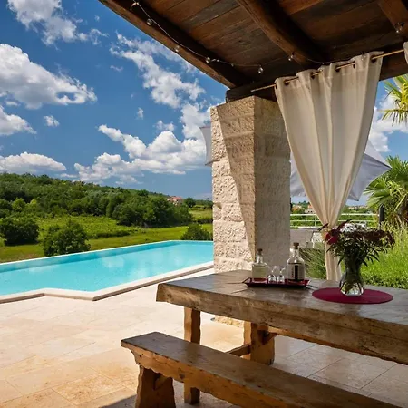 Villa Rustic Zvonar With Pool In Motovun Rakotule