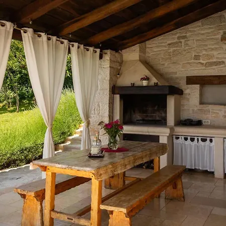 Villa Rustic Zvonar With Pool In Motovun