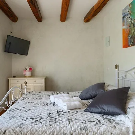 Villa Rustic Zvonar With Pool In Motovun Rakotule