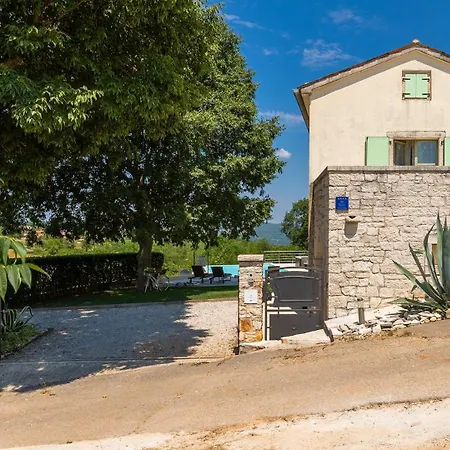 Villa Rustic Zvonar With Pool In Motovun Rakotule