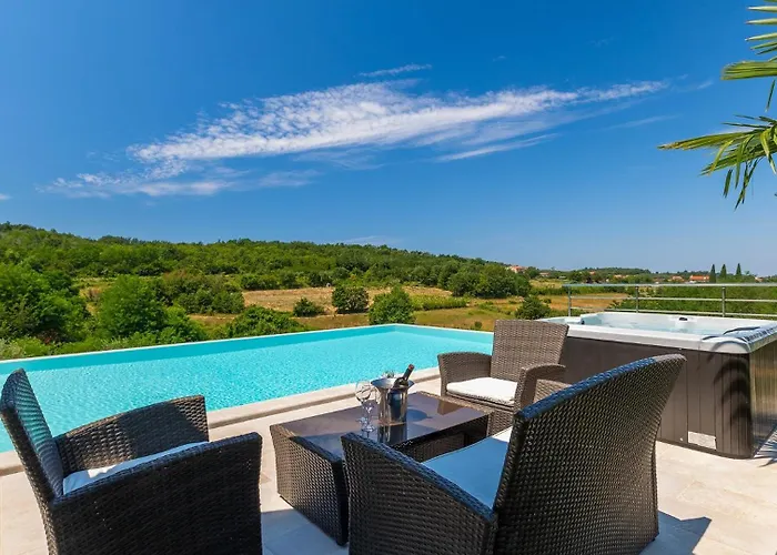 Rustic Zvonar With Pool In Motovun Rakotule