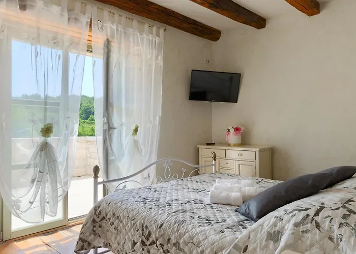 Villa Rustic Zvonar With Pool In Motovun *