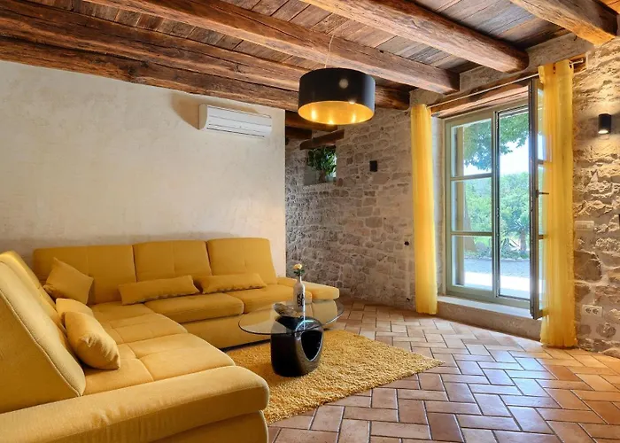 Rustic Zvonar With Pool In Motovun