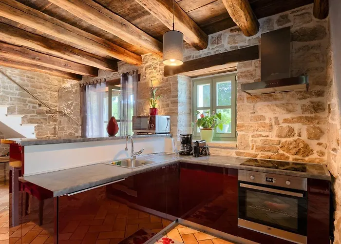 Rustic Zvonar With Pool In Motovun Rakotule