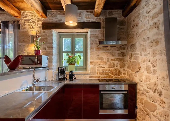 Villa Rustic Zvonar With Pool In Motovun *
